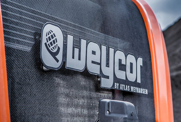 Weycor-Logo auf Maschinenverkleidung.