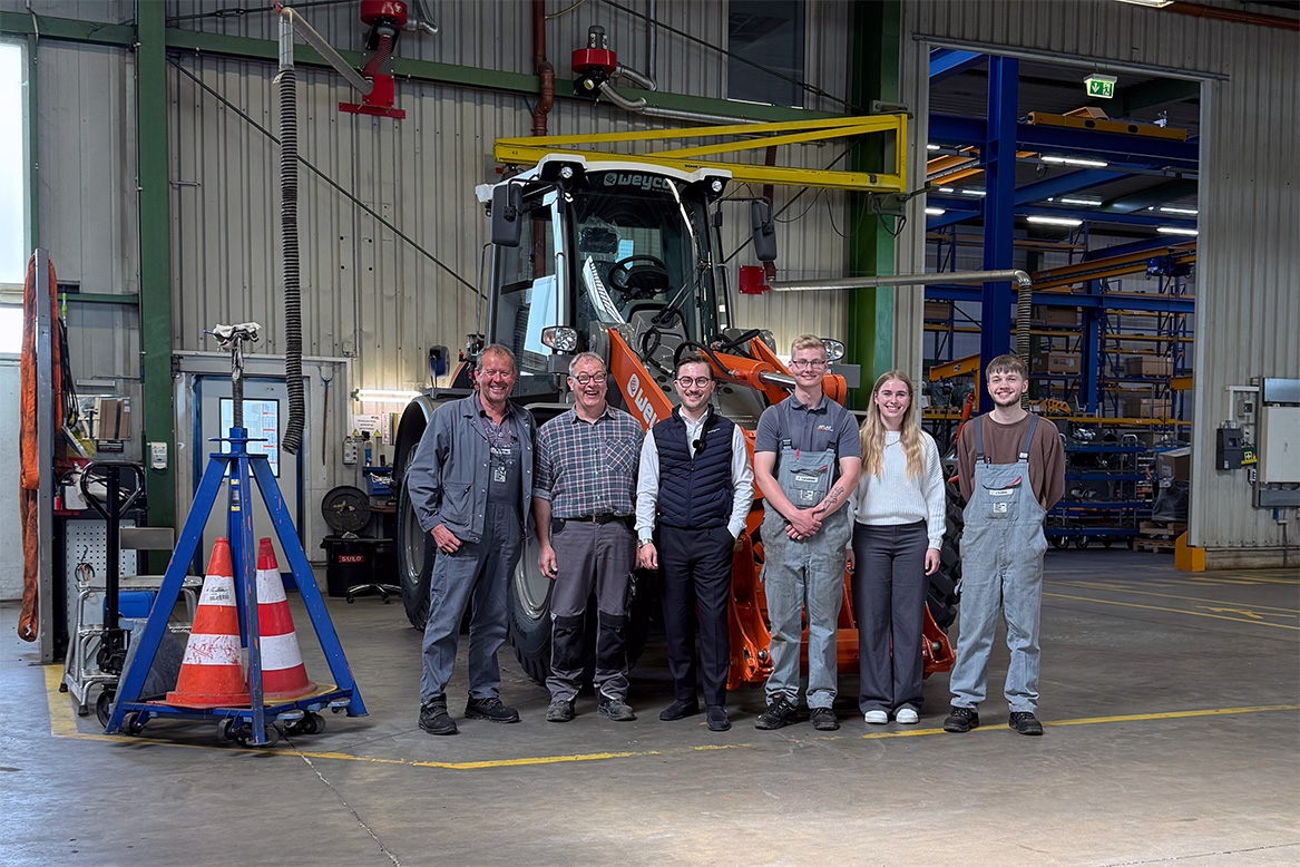 Mehrere Weycor-Mitarbeiter stehen nebeneinander in einer Produktionshalle.