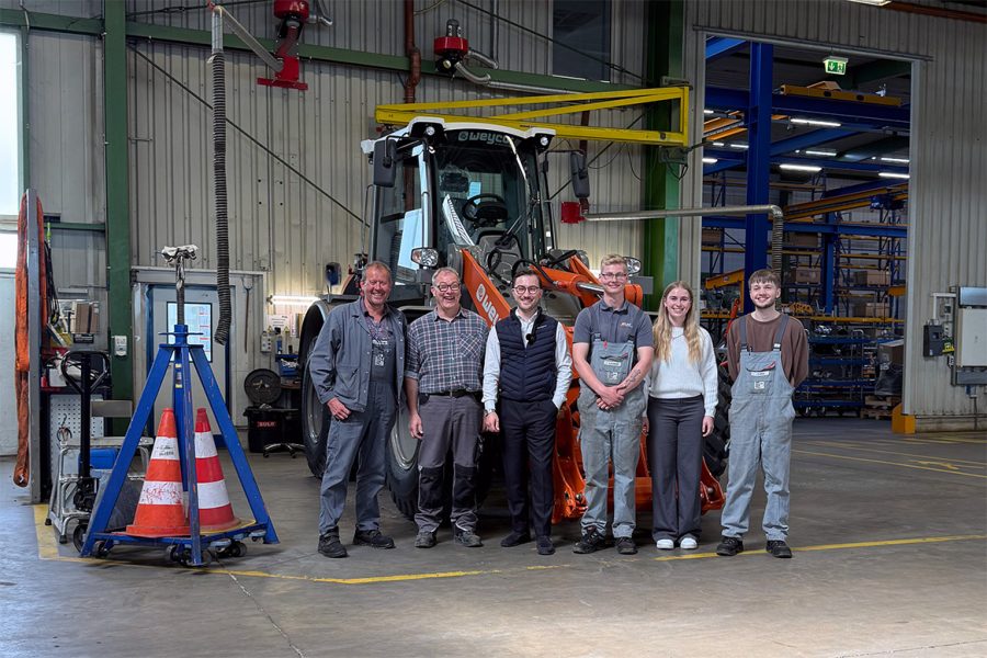 Mehrere Weycor-Mitarbeiter stehen nebeneinander in einer Produktionshalle.