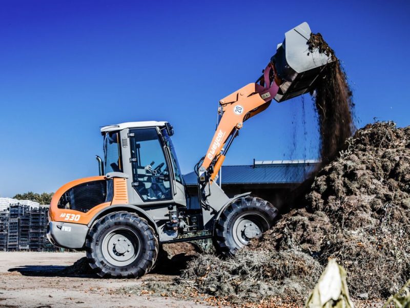 Weycor AR 530 Radlader entlädt Grünschnitt auf Halde.