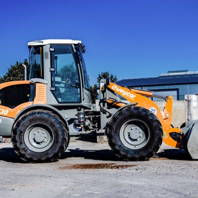 Weycor Radlader AR 530 im Stand mit abgesenkter Schaufel auf Baustellengelände.