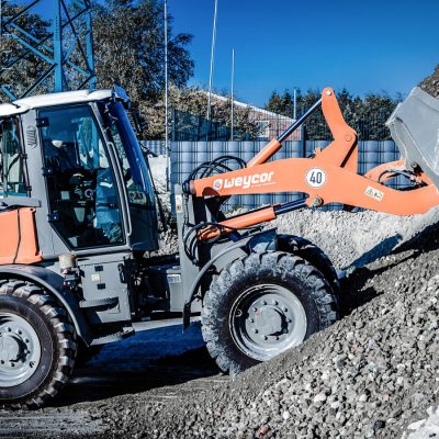 Weycor Radlader AR 550 beim Aufschütten eines Schutthaufens.