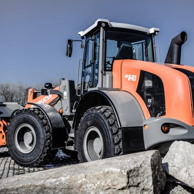 Weycor AR 640 Radlader im Einsatz zwischen Gesteinsblöcken.