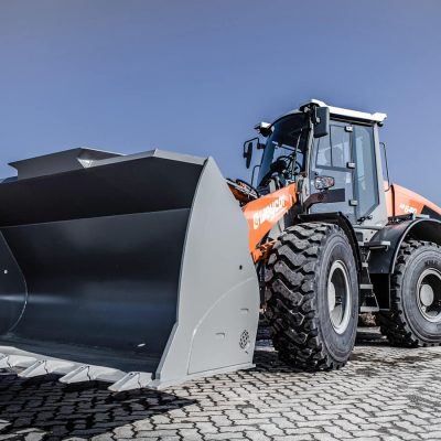 Weycor AR 640 Radlader beim Verladen von Steinen.