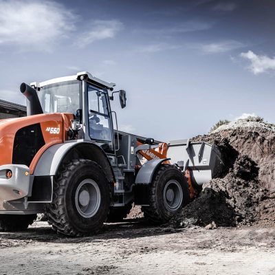 Weycor AR 660 Radlader beim Beladen eines Erdhaufens.